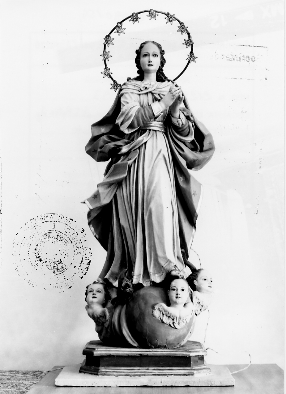 Madonna Immacolata orante sul globo con cherubini (statua, opera isolata) - ambito abruzzese (fine/inizio secc. XIX/ XX)