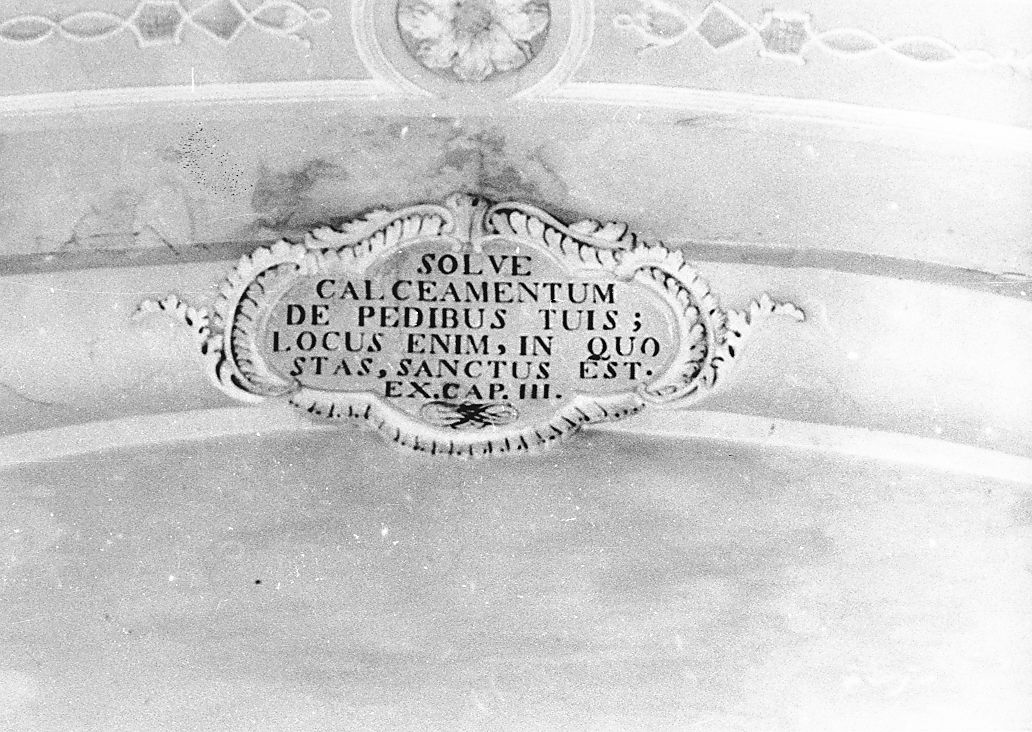 Motivi decorativo a medaglione con festoni vegetali e iscrizione (decorazione plastica, complesso decorativo) - ambito Italia centrale (prima metà sec. XIX)