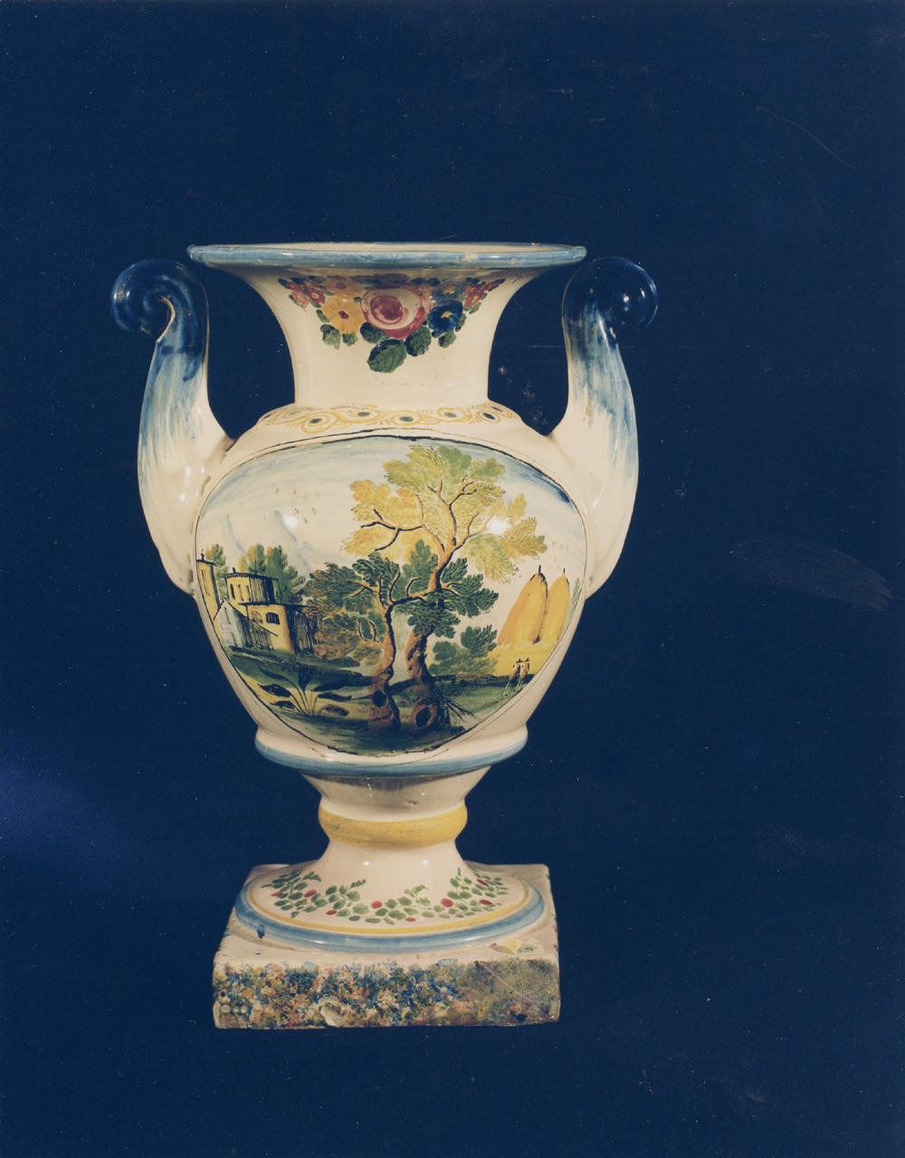 Vaso in ceramica di Castelli con paesaggio dipinto a mano