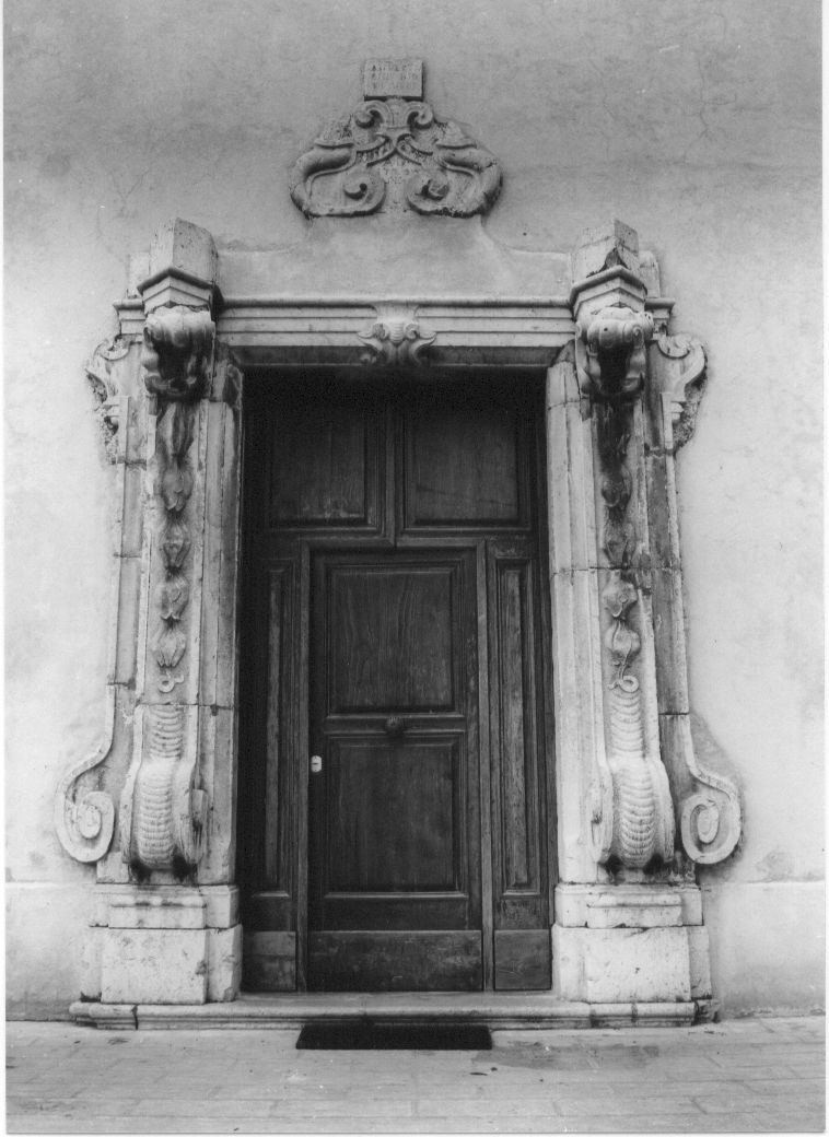 motivi decorativi a volute (mostra di portale, opera isolata) - bottega abruzzese (sec. XVIII)