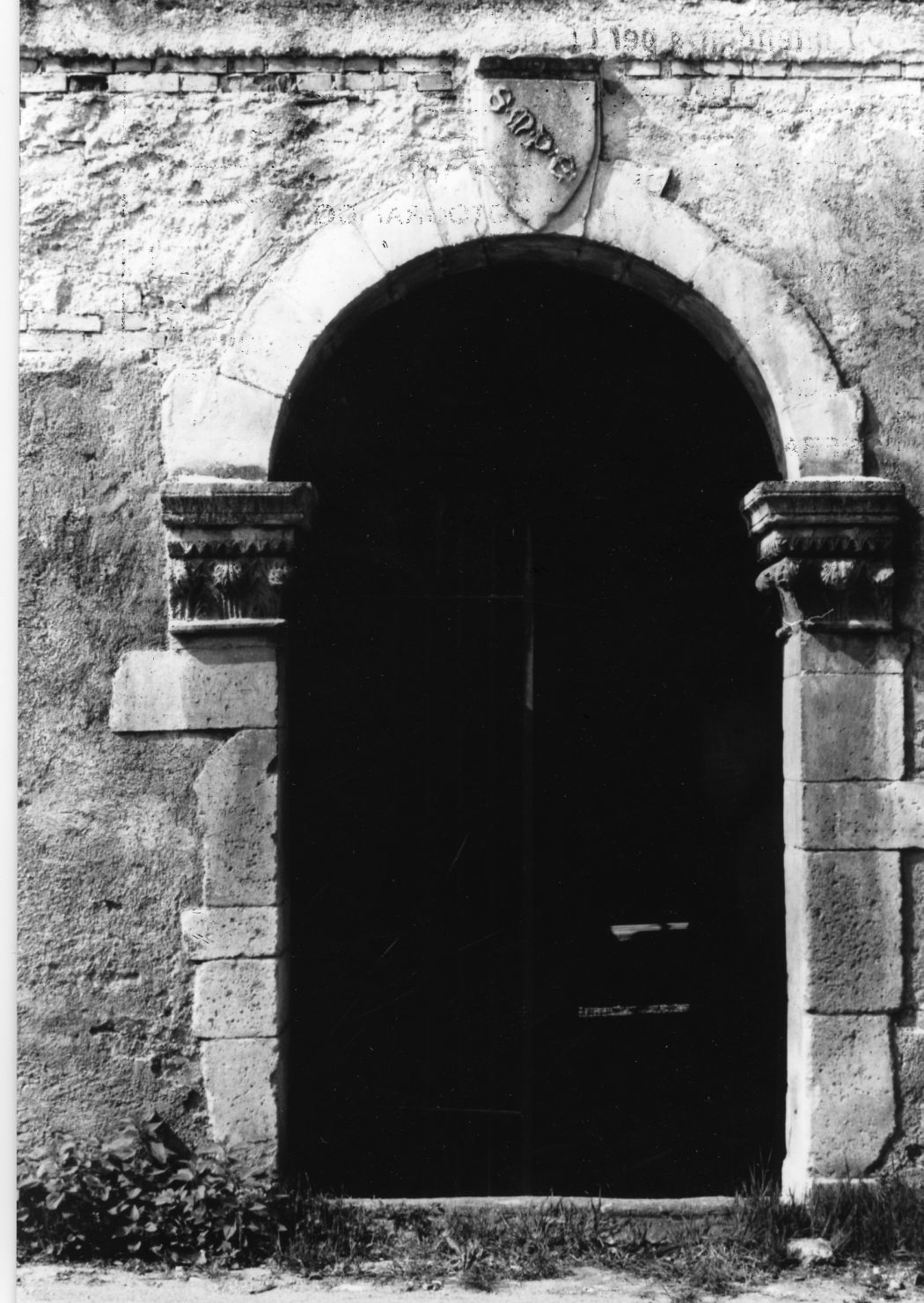 portale a pieno centro con stemma della città in chiave (mostra di portale, opera isolata) - ambito sulmonese (primo quarto sec. XV)