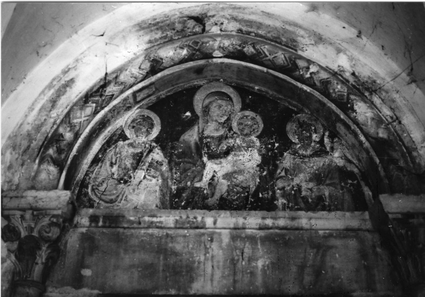 Santa Maria di Roncisvalle, Madonna con Bambino e Santi (lunetta, elemento d'insieme) - ambito abruzzese (seconda metà sec. XIII)