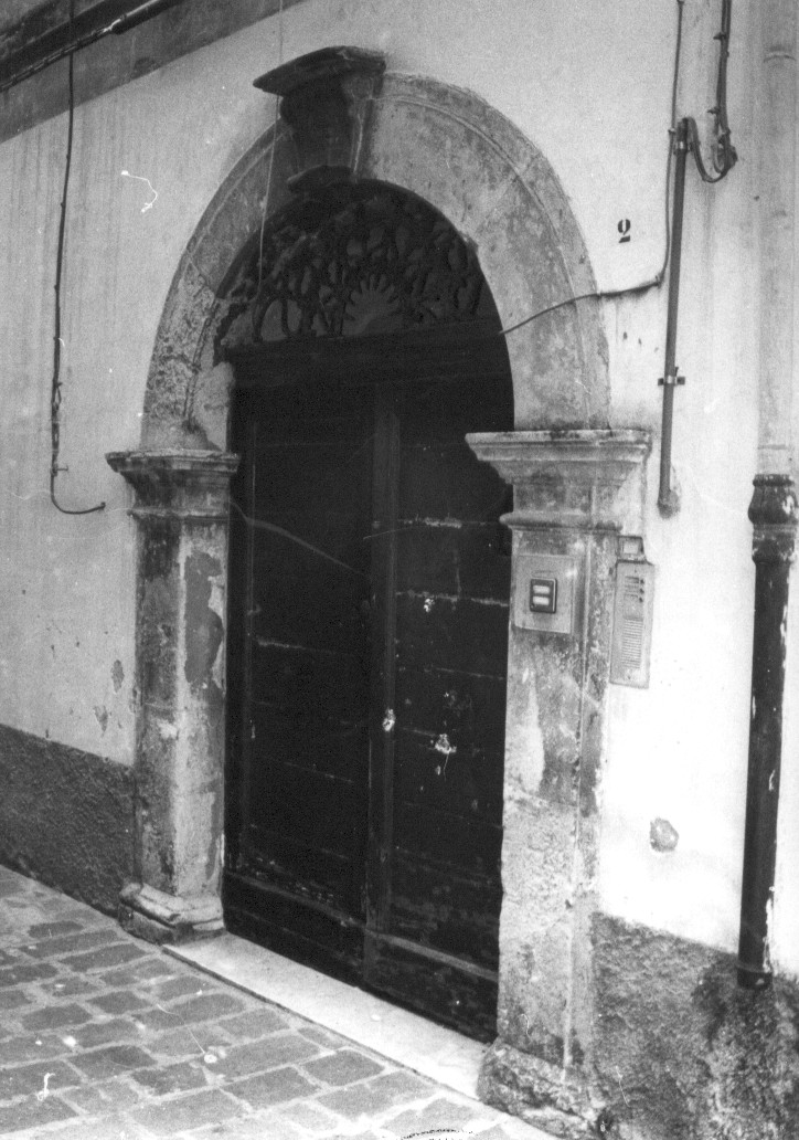 elementi decorativi architettonici con voluta (portale, elemento d'insieme) - ambito Italia centrale (sec. XIX)