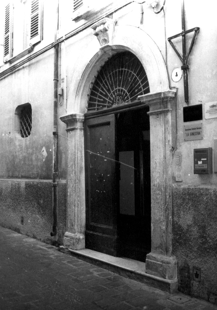 elementi decorativi architettonici con voluta e conchiglia (portale, elemento d'insieme) - ambito Italia centrale (sec. XIX)