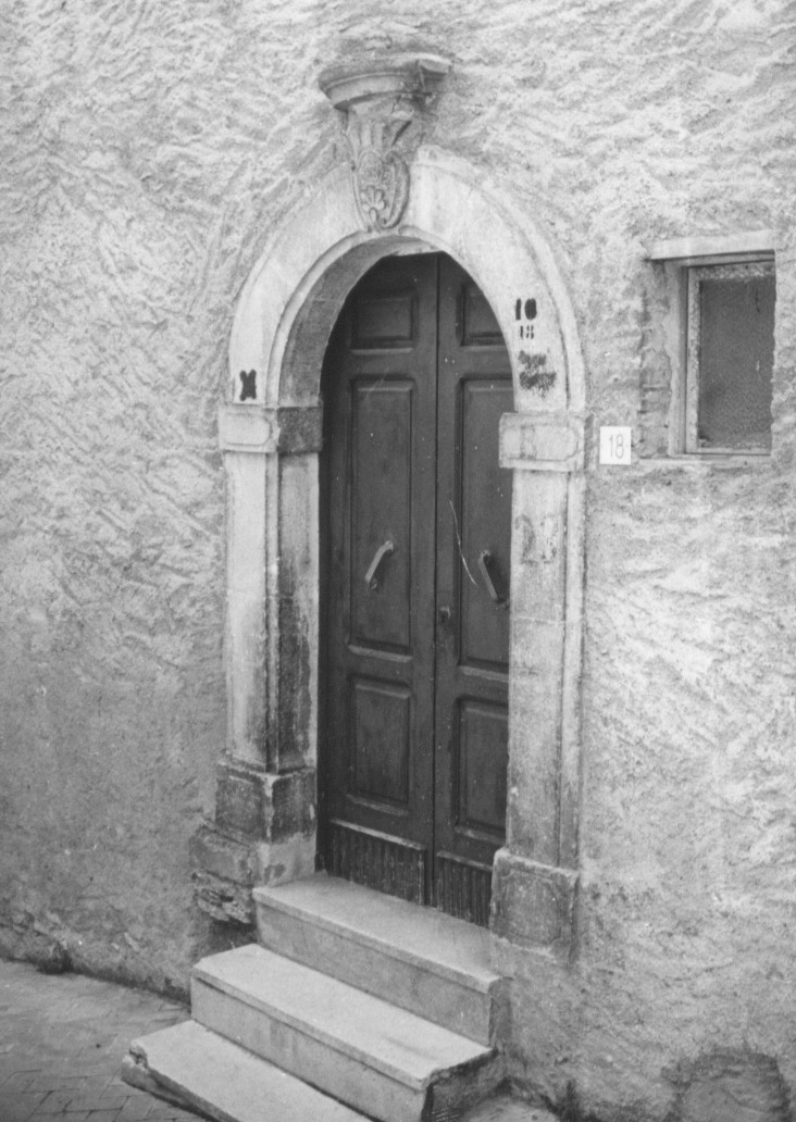 motivi decorativi architettonici con stemma (portale, elemento d'insieme) - ambito Italia centrale (sec. XIX)