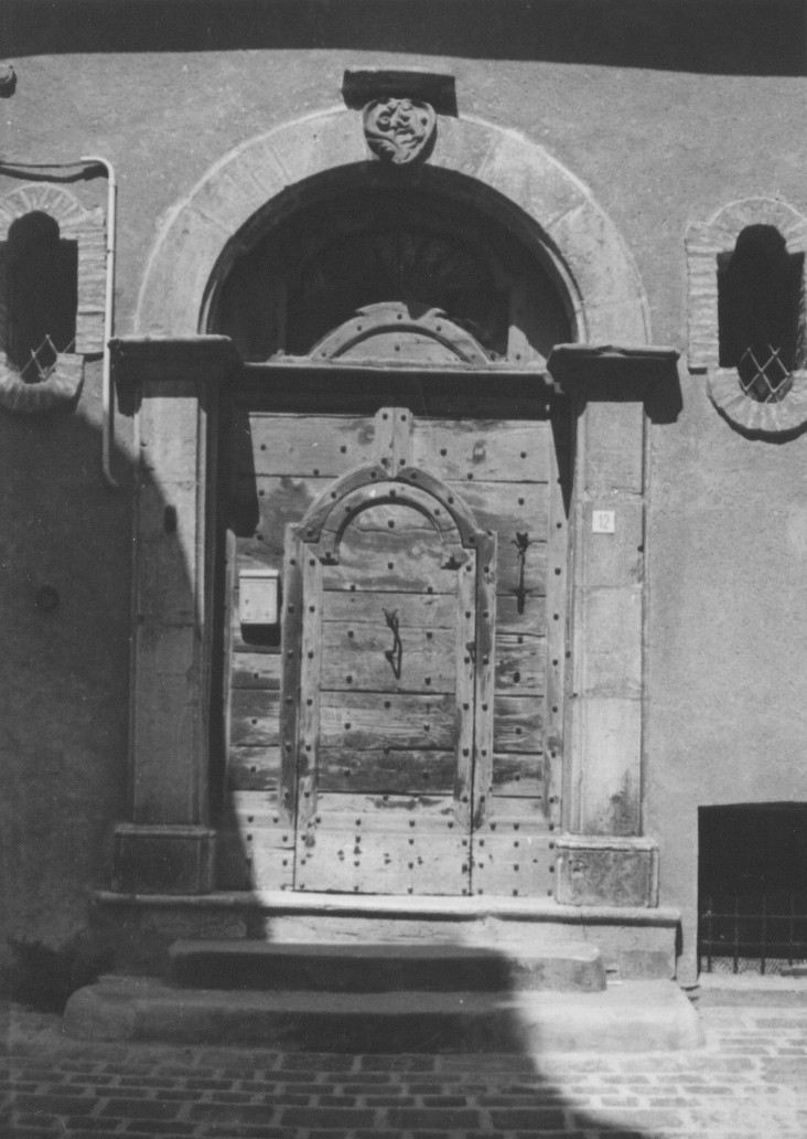elementi decorativi faunistici su stemma, cavallo rampante (portale, elemento d'insieme) - ambito Italia centrale (sec. XVIII)