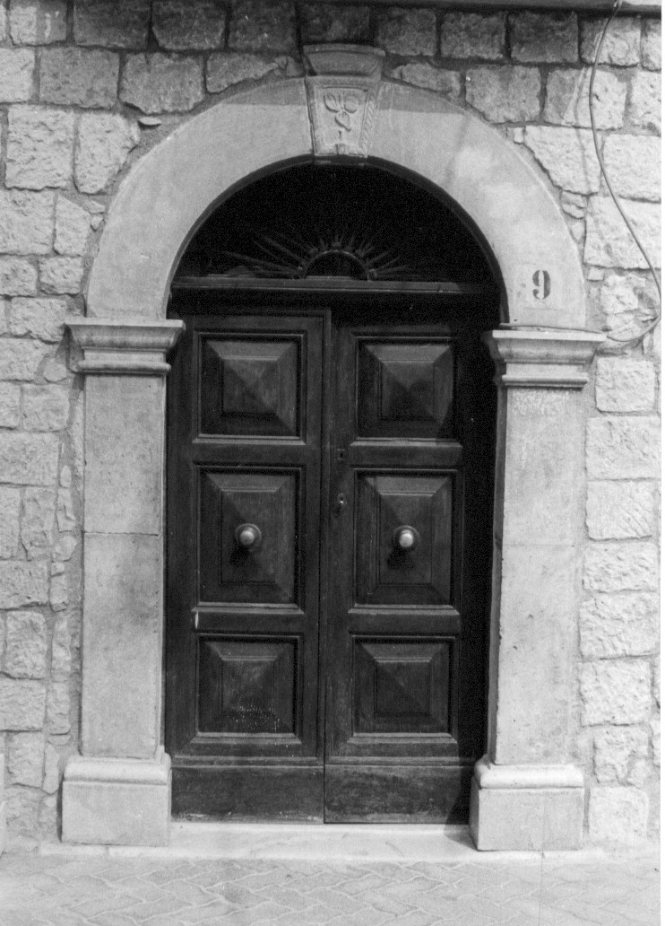 elementi decorativi su chiave di portale (portale, elemento d'insieme) - ambito abruzzese (seconda metà sec. XIX)