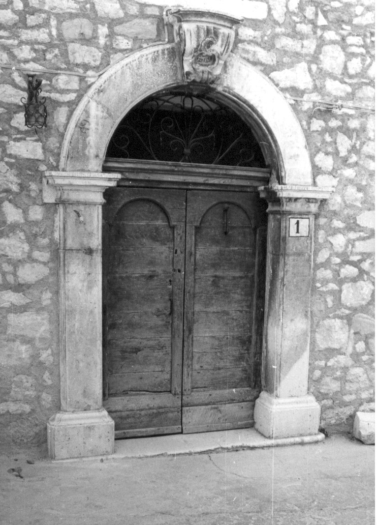 voluta e motivi decorativi astratti ed architettonici (portale, elemento d'insieme) - ambito abruzzese (seconda metà sec. XVIII)