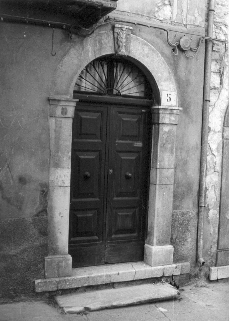 motivo decorativo floreale su chiave di portale (portale, elemento d'insieme) - ambito abruzzese (sec. XIX)