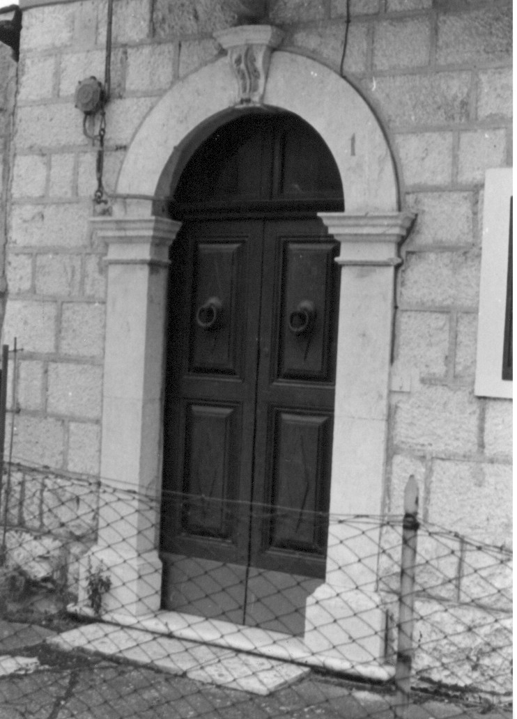 voluta su chiave di portale, motivi decorativi architettonici (portale, elemento d'insieme) - ambito abruzzese (seconda metà sec. XIX)
