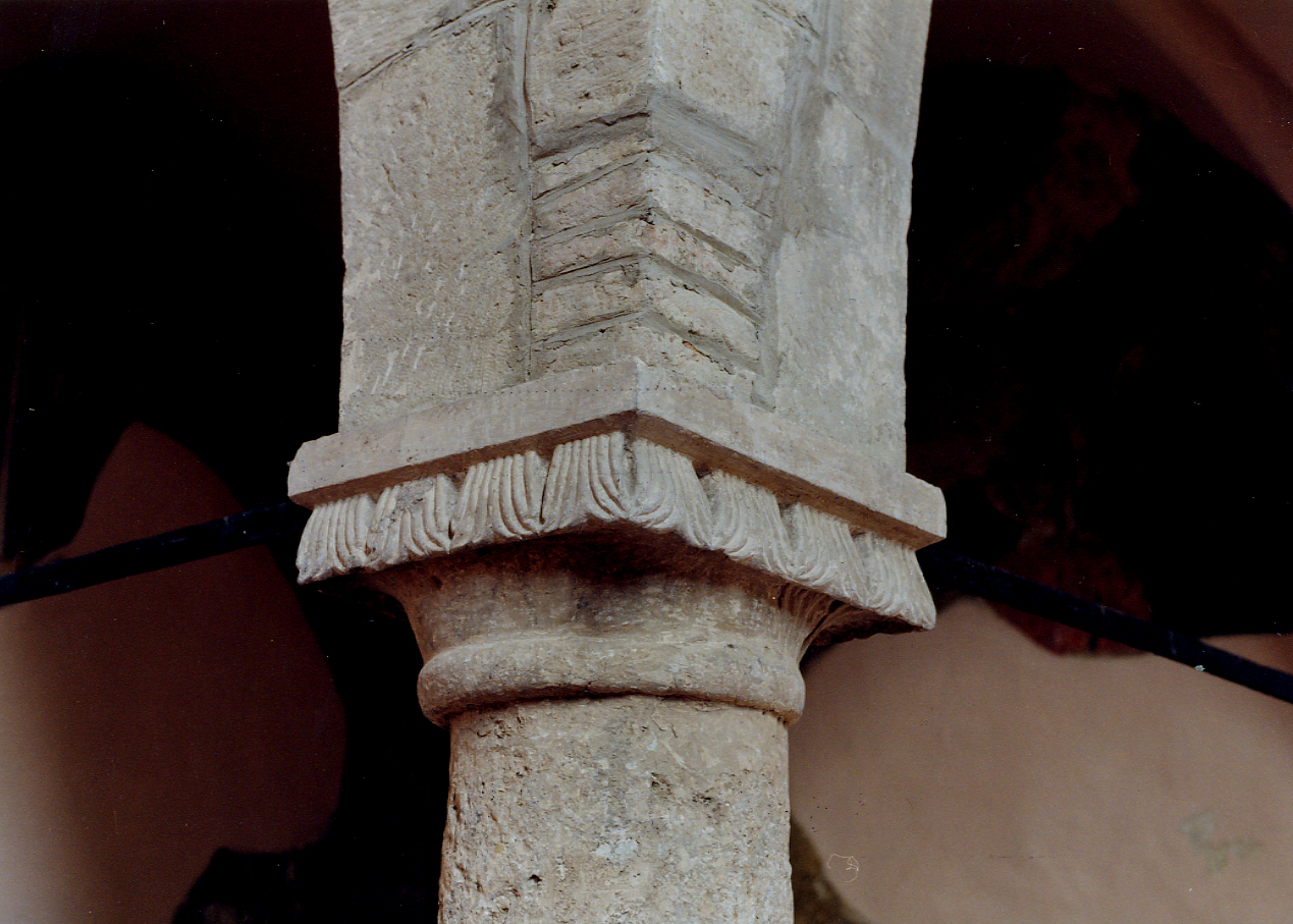 capitello, opera isolata - ambito abruzzese (prima metà sec. XIV)