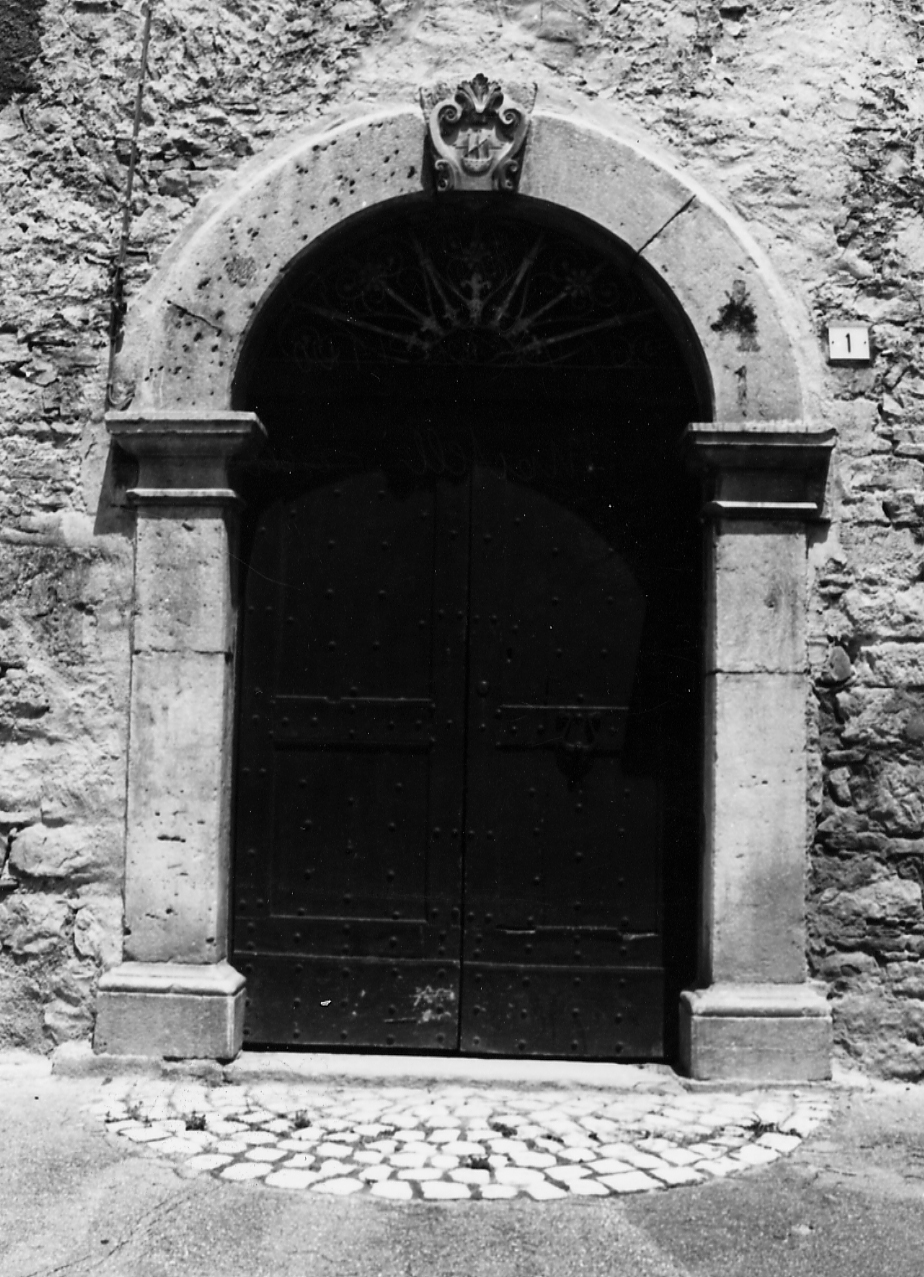 STEMMA GENTILIZIO (portale, elemento d'insieme) - bottega abruzzese (sec. XIX)