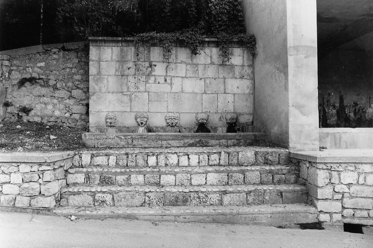 fontana - a muro, opera isolata - ambito abruzzese (sec. XVI)