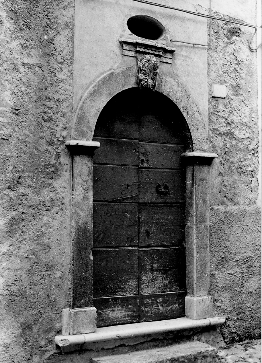 portale, opera isolata - ambito abruzzese (sec. XVII)