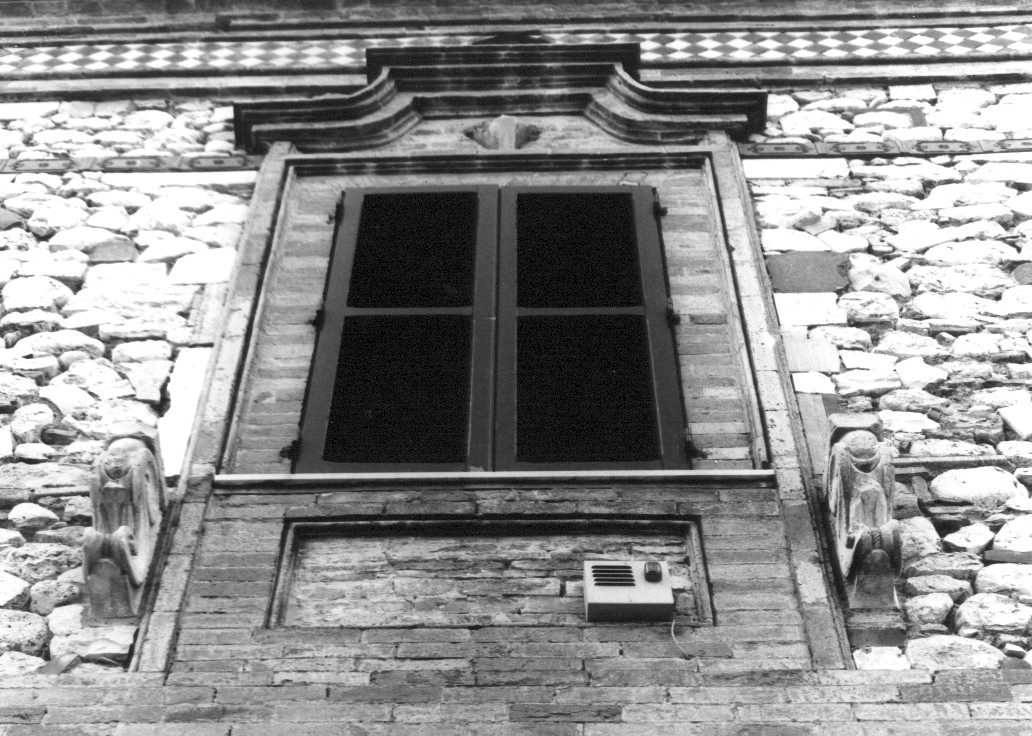 motivo decorativo architettonico con voluta (mostra di finestra, elemento d'insieme) - ambito abruzzese (sec. XX)