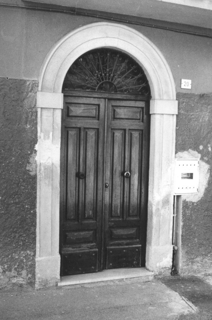 portale, elemento d'insieme - ambito Italia centrale (sec. XX)