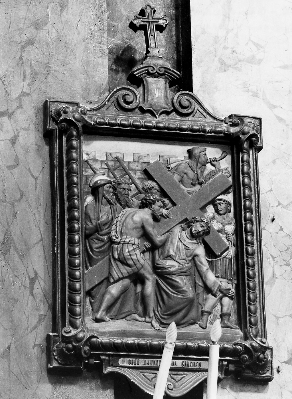 Stazione V: Gesu' aiutato da Simone il Cireneo a portare la croce (rilievo) - ambito Italia centrale (sec. XX)