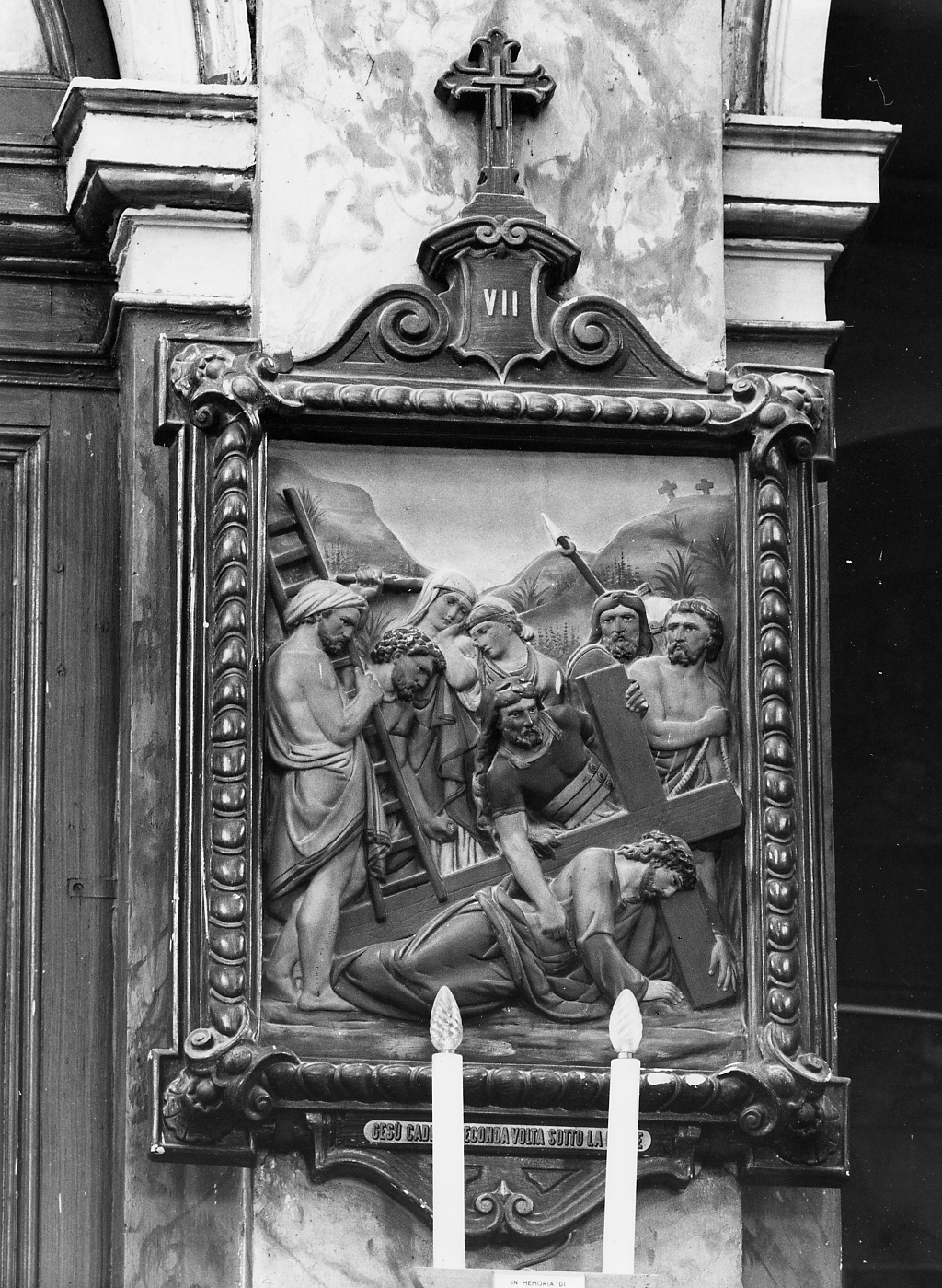 Stazione VII: Gesu' cade sotto la croce la seconda volta (rilievo) - ambito Italia centrale (sec. XX)