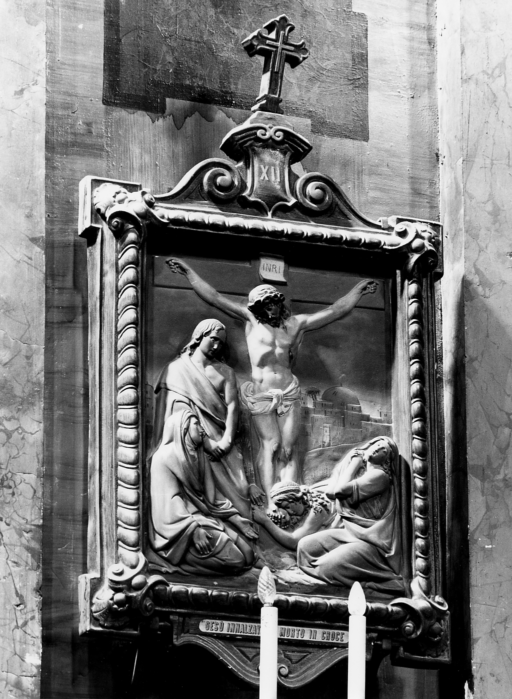 Stazione XII: Gesu' innalzato e morto in croce (rilievo) - ambito Italia centrale (sec. XX)