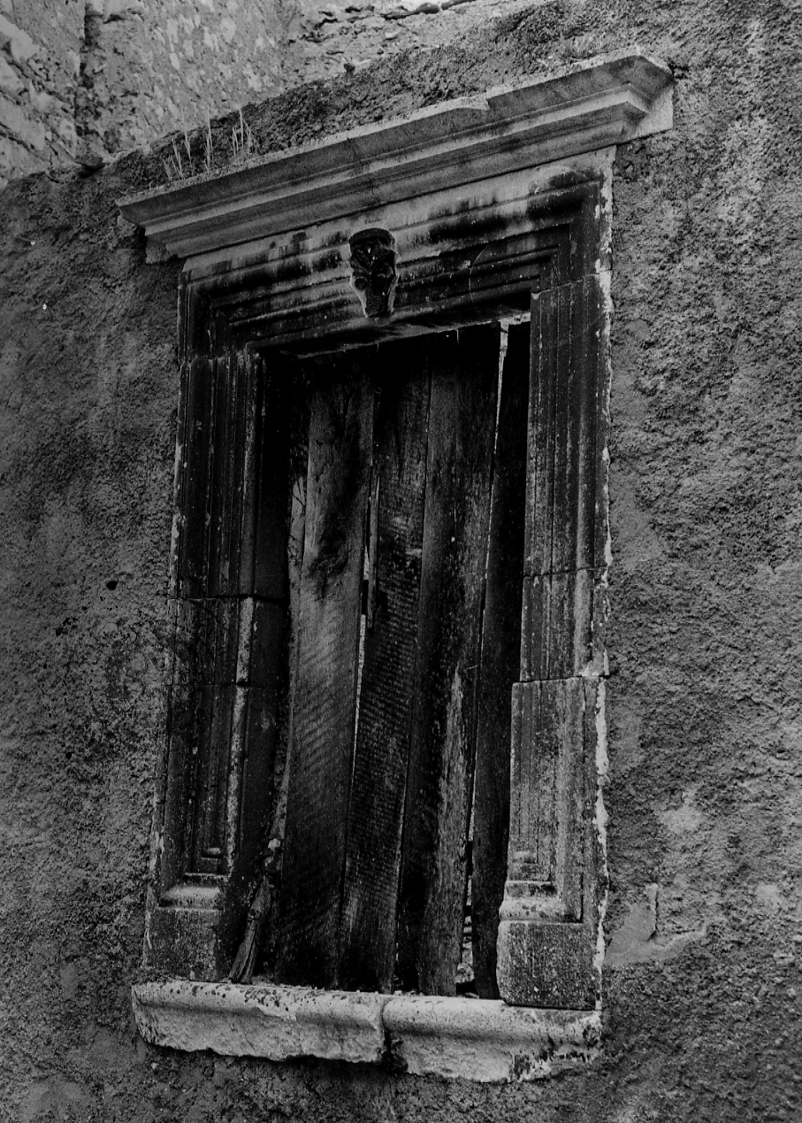 portale architravato, opera isolata - bottega Italia centrale (sec. I)