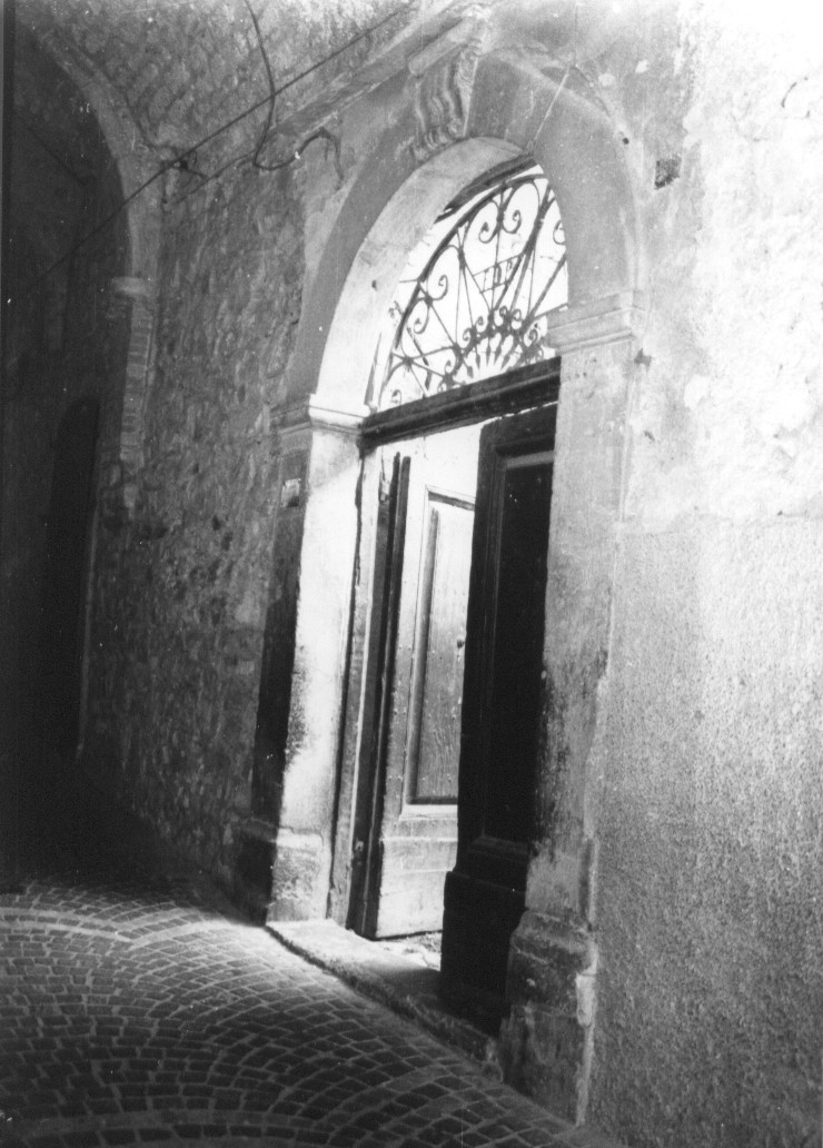motivo decorativo architettonico con voluta (portale, elemento d'insieme) - ambito abruzzese (sec. XVI)