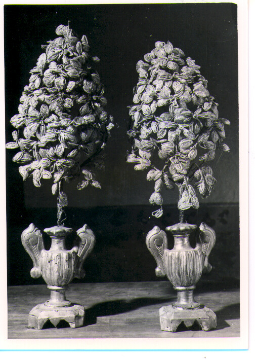 vaso d'altare con composizione floreale, serie - bottega Italia meridionale (sec. XVIII)