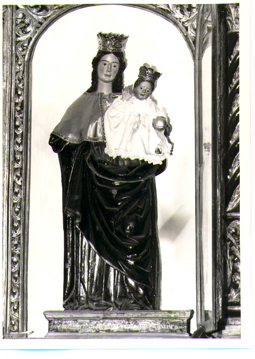 Madonna con personaggi che implorano il suo aiuto (statua) - bottega Italia meridionale (fine/inizio secc. XVIII/ XIX)