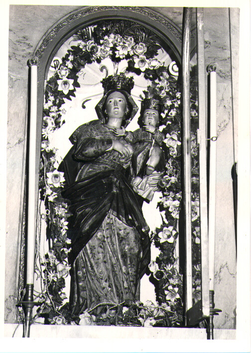 Madonna con personaggi che implorano il suo aiuto (statua) - bottega napoletana (prima metà sec. XVIII)