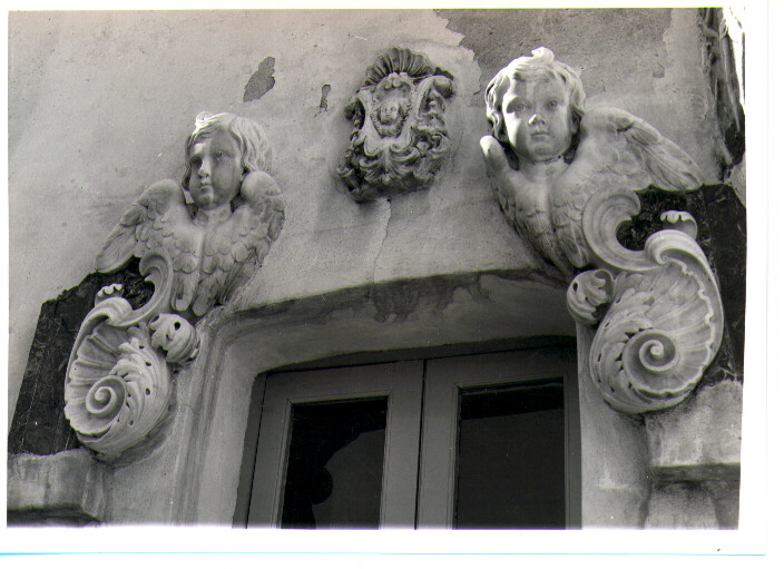 cherubini e motivi decorativi a volute (scultura, serie) - bottega napoletana (sec. XVIII)