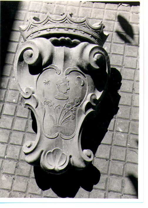 stemma gentilizio (rilievo) - bottega Italia meridionale (fine/inizio secc. XVI/ XVII)