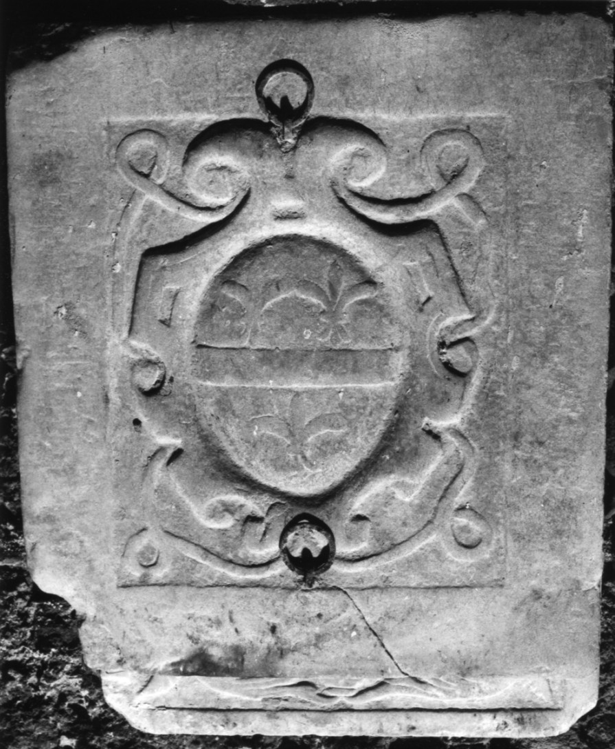 stemma gentilizio (lapide tombale) - bottega Italia meridionale (prima metà sec. XVII)