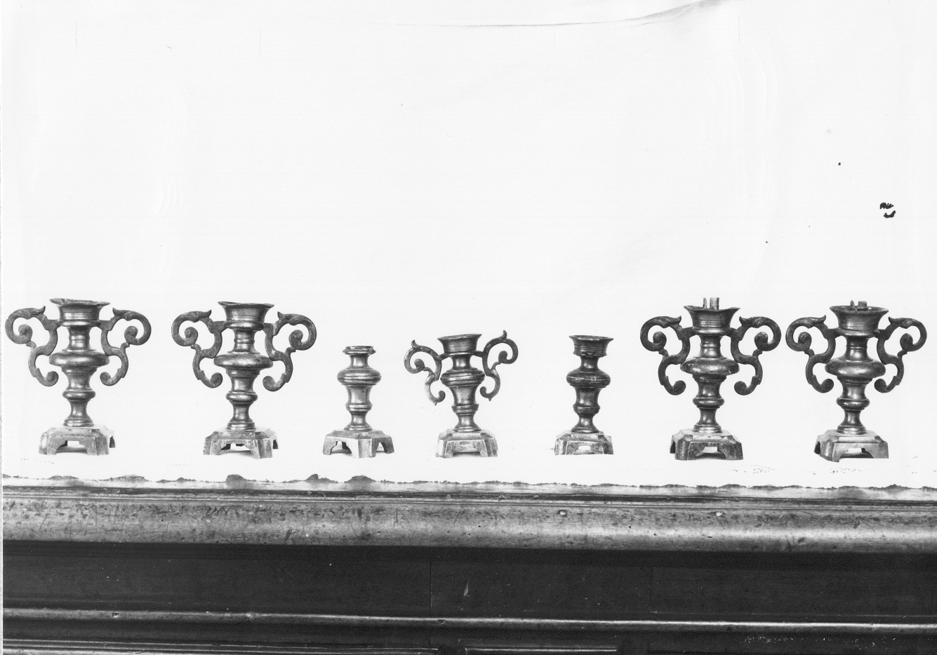vaso d'altare con composizione floreale, serie - bottega napoletana (prima metà sec. XVIII)