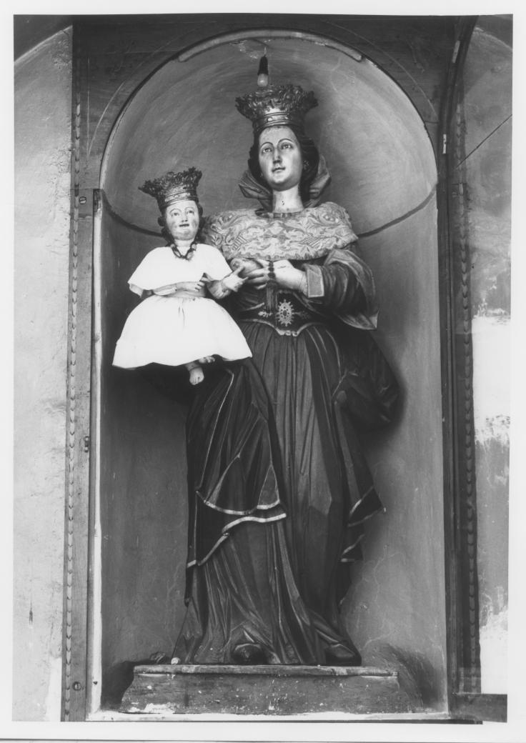 Madonna con personaggi che implorano il suo aiuto (statua) - bottega lucana (fine sec. XVIII)
