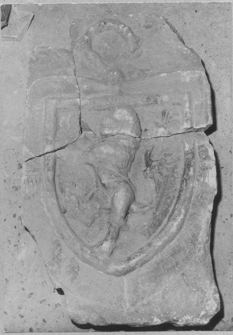 Stemma di abate commendatario, stemma (rilievo) - bottega pugliese (sec. XVI)