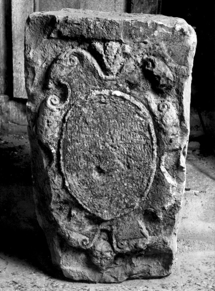 stemma (lastra, frammento) - bottega Italia meridionale (sec. XVI)