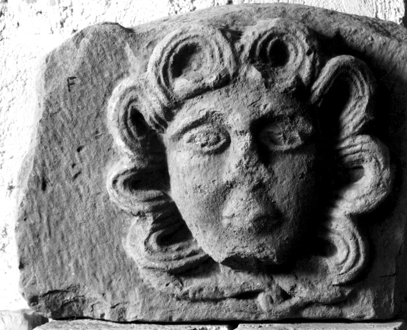 mascherone (rilievo, frammento) - bottega Italia meridionale (sec. XVI)