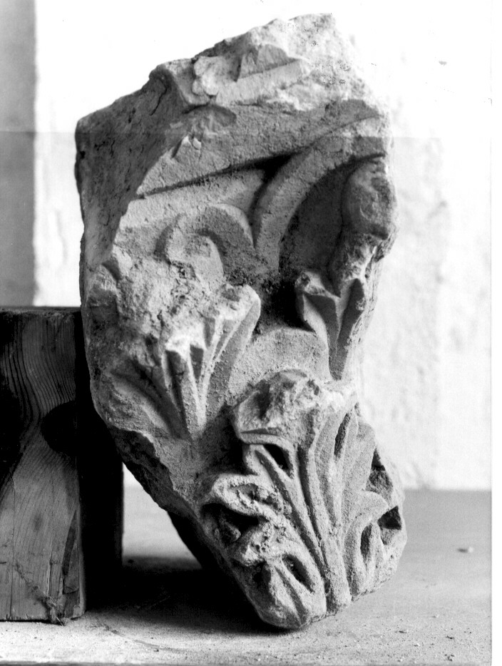 capitello, frammento - bottega Italia meridionale (sec. XII)