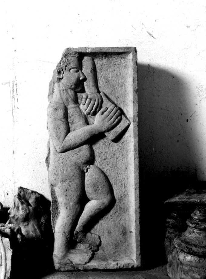 figura maschile (lastra, frammento) - bottega Italia meridionale (sec. XVIII)