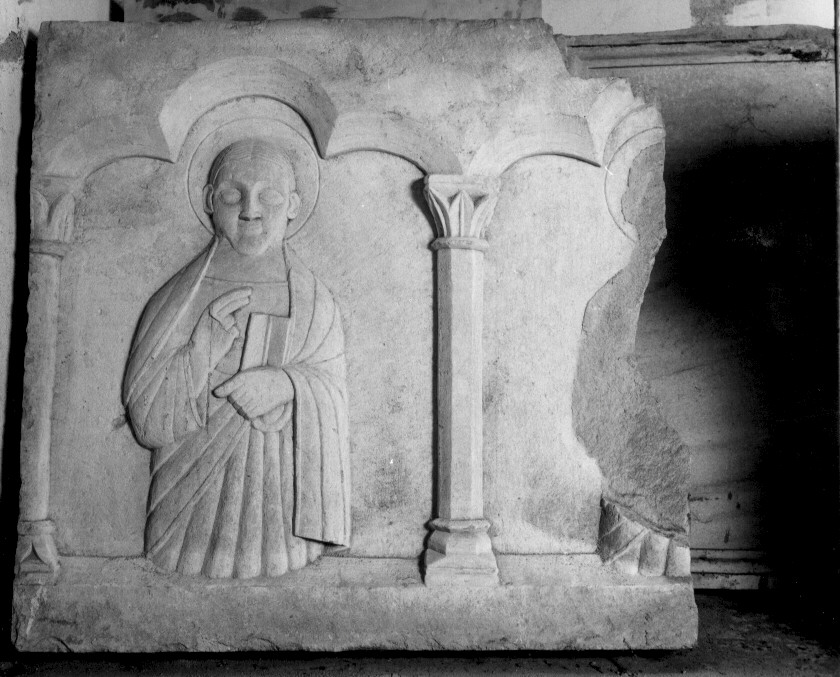 Santo (lastra, frammento) - bottega Italia meridionale (sec. XIII)
