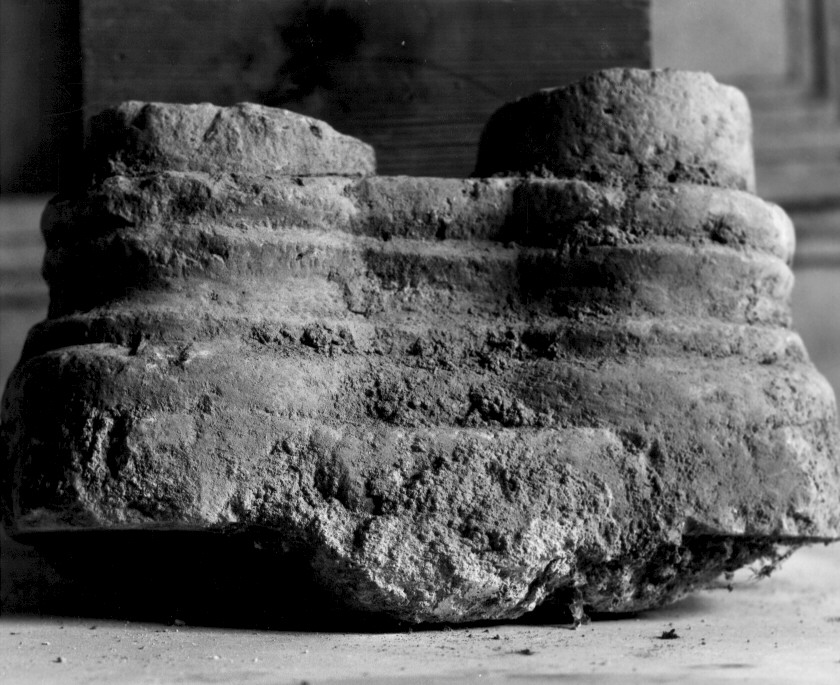 base di colonna, frammento - bottega Italia meridionale (secc. XII/ XIII)
