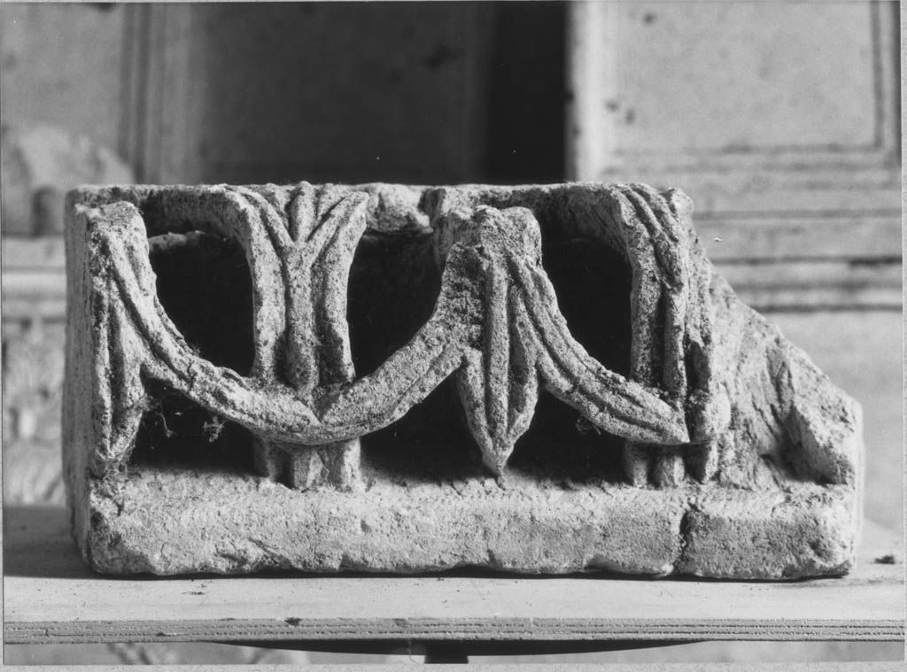 cornice, frammento - bottega Italia meridionale (secc. XII/ XIII)