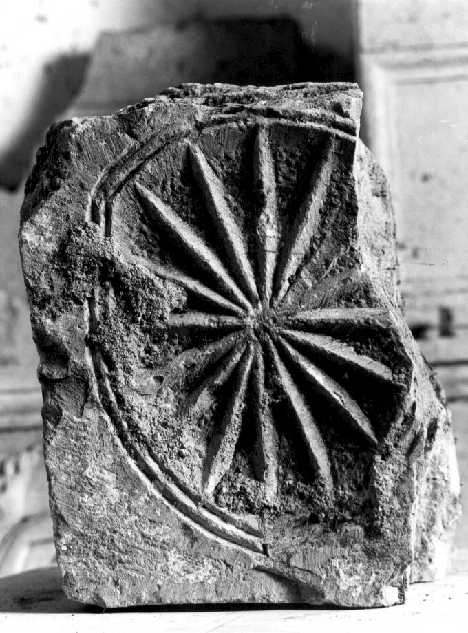 stemma gentilizio (rilievo, frammento) - bottega Italia meridionale (sec. XV)