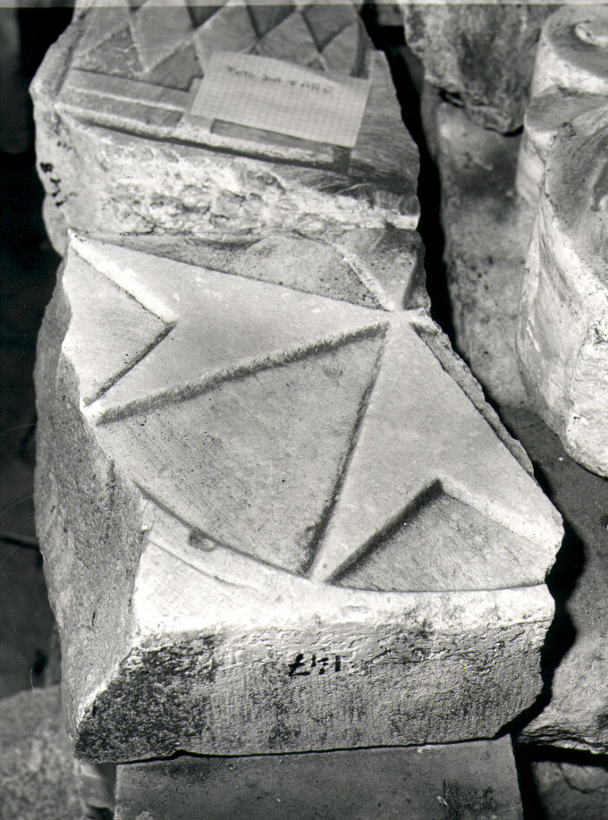 stemma (lastra, frammento) - bottega Italia meridionale (sec. XV)