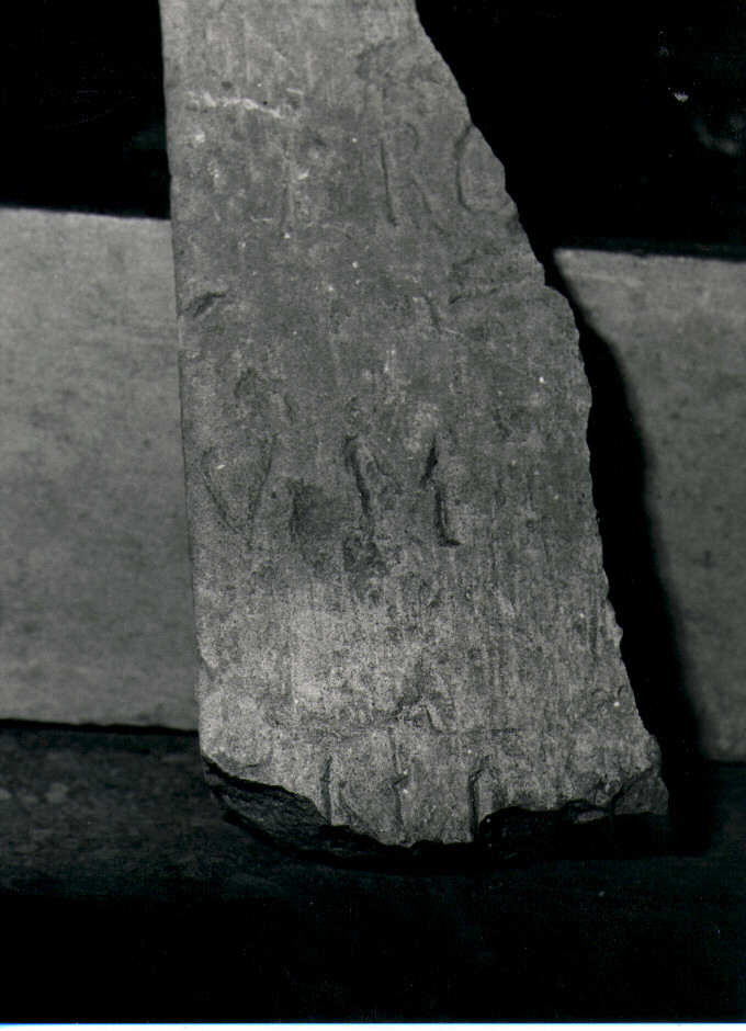 lastra, frammento - bottega Italia meridionale (sec. XVI)