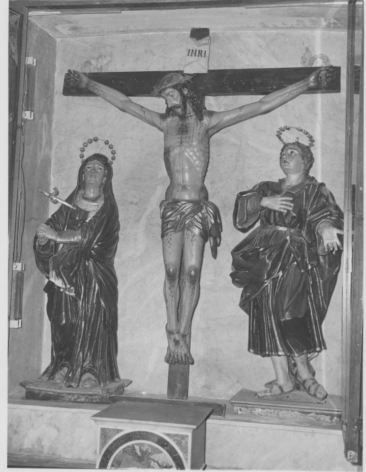 Cristo crocifisso tra la Madonna e San Giovanni Evangelista (crocifisso) - bottega Italia meridionale (primo quarto sec. XVI)