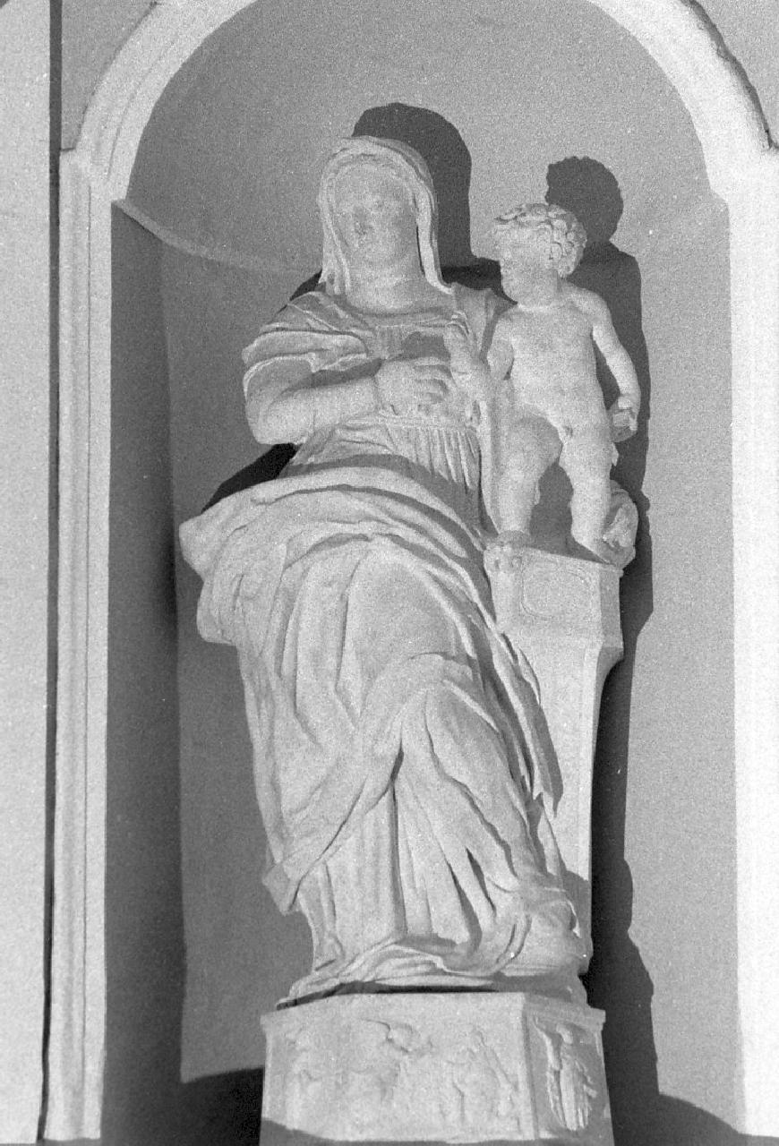 Madonna con Bambino (statua, opera isolata) di Gagini Antonello (cerchia) (sec. XVII)