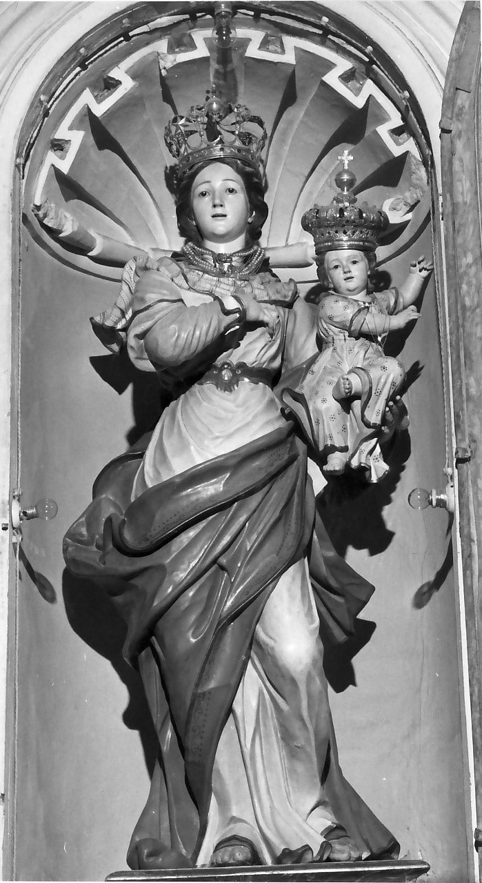 Madonna delle Grazie, Madonna con personaggi che implorano il suo aiuto (statua, opera isolata) - bottega calabrese (fine/inizio secc. XIX/ XX)