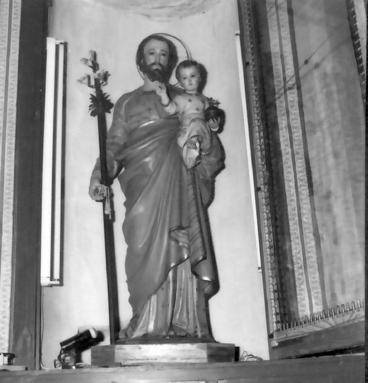 San Giuseppe e Gesù Bambino (statua, opera isolata) - bottega Italia meridionale (sec. XIX, sec. XX)