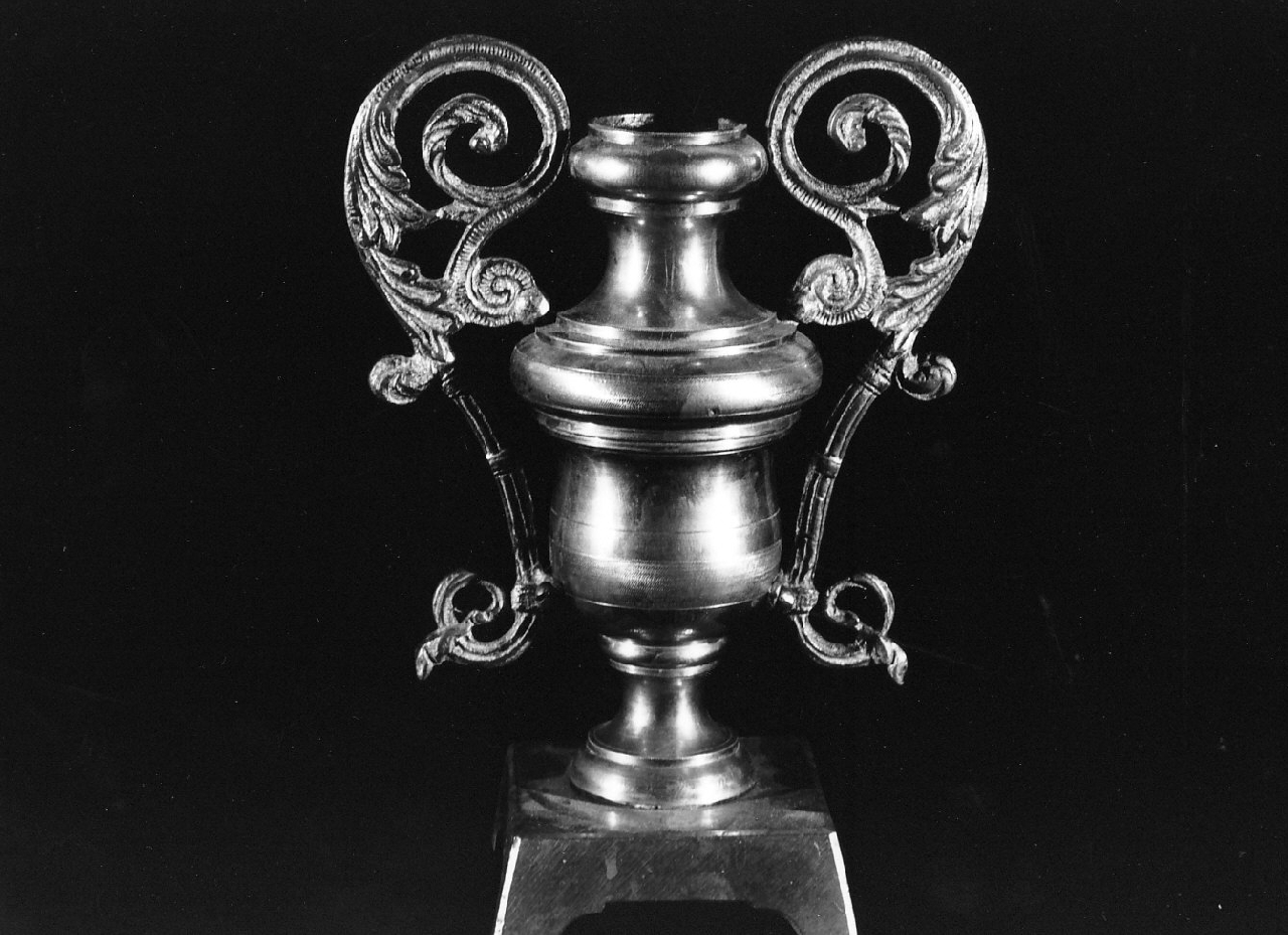 vaso d'altare con composizione floreale, serie - bottega Italia meridionale (fine sec. XIX)