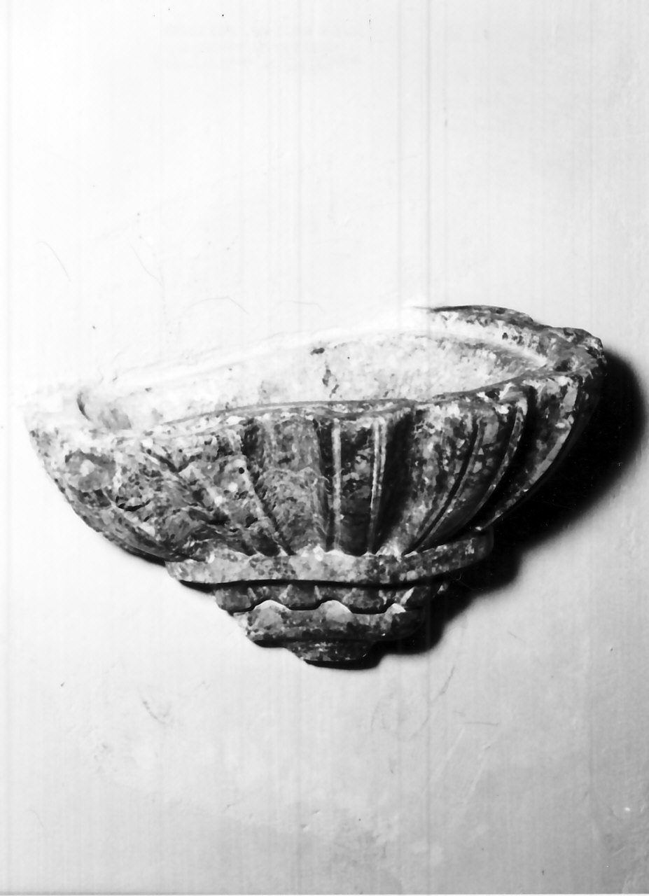 acquasantiera pensile, opera isolata - bottega Italia meridionale (sec. XVIII)